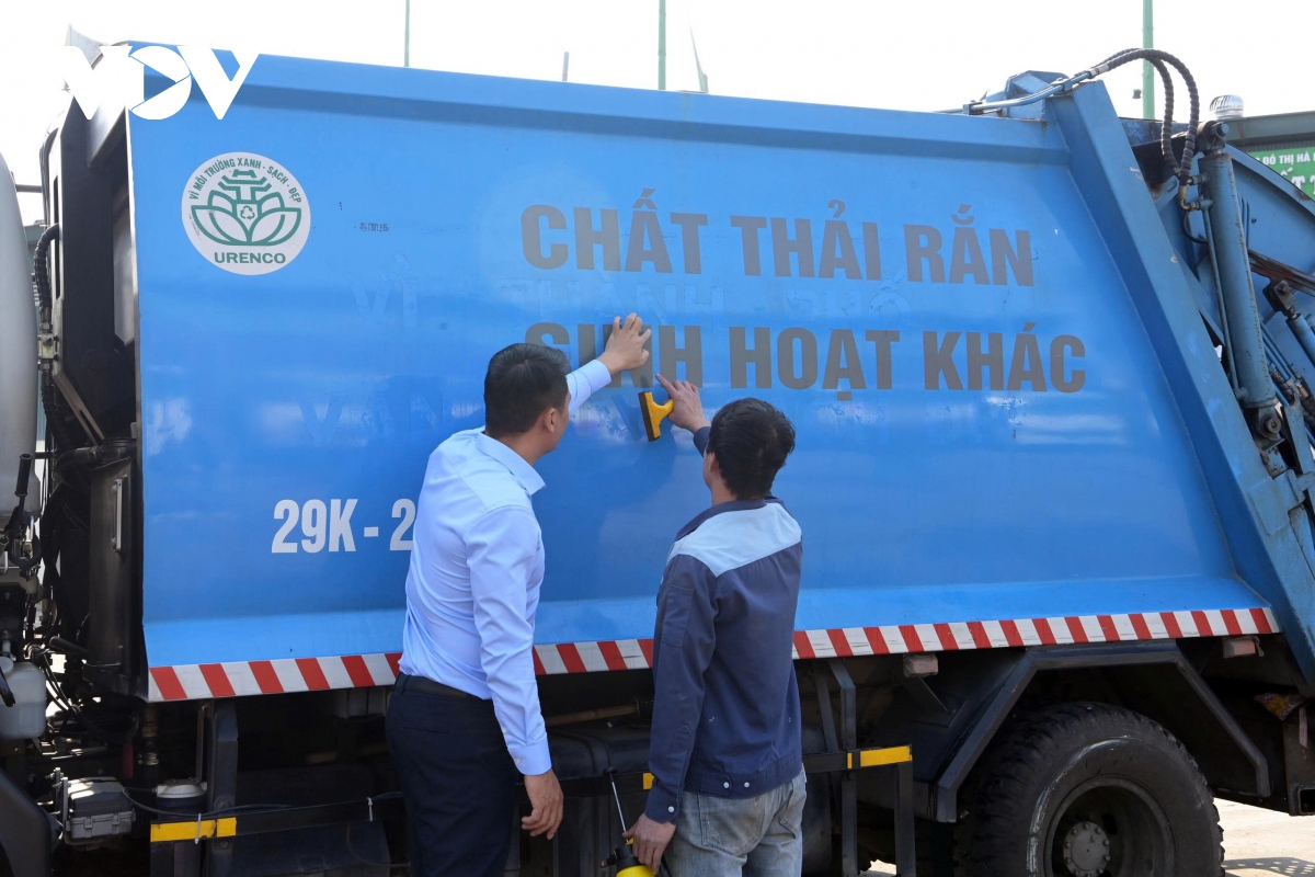 Người dân Hà Nội lúng túng trong ngày đầu triển khai phân loại rác tại nguồn