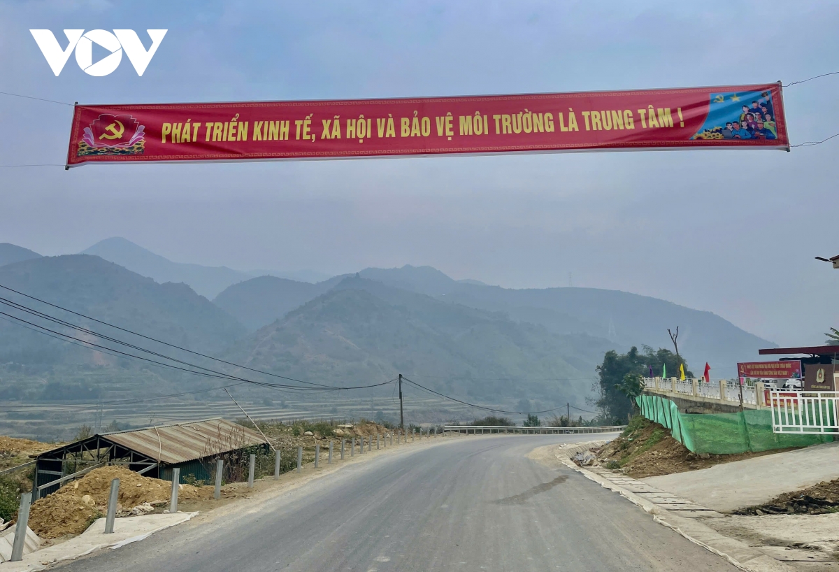 tu pho thi den vung cao, lao cai trang hoang ruc ro chao mung Dai hoi xiv hinh anh 7