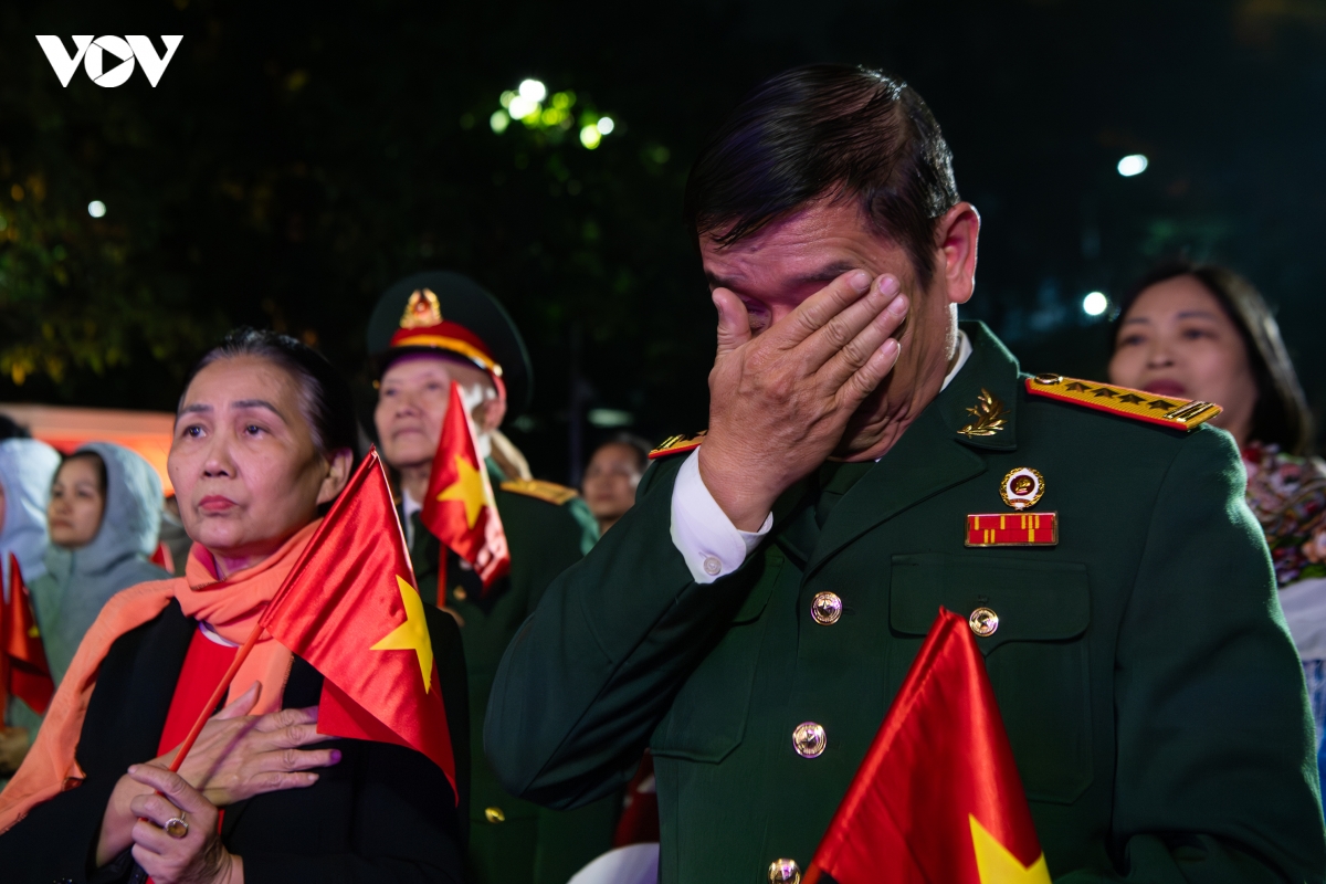 khan gia xuc dong roi nuoc mat tai chuong trinh ky niem 85 nam ngay bac ho ve nuoc hinh anh 10