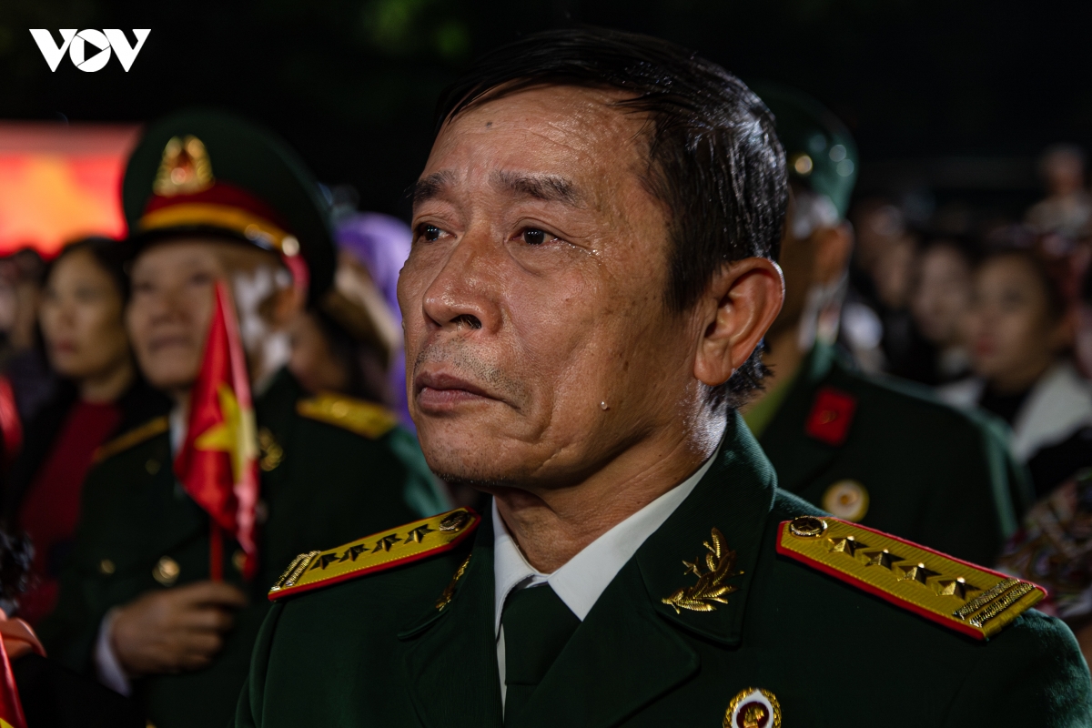 khan gia xuc dong roi nuoc mat tai chuong trinh ky niem 85 nam ngay bac ho ve nuoc hinh anh 11