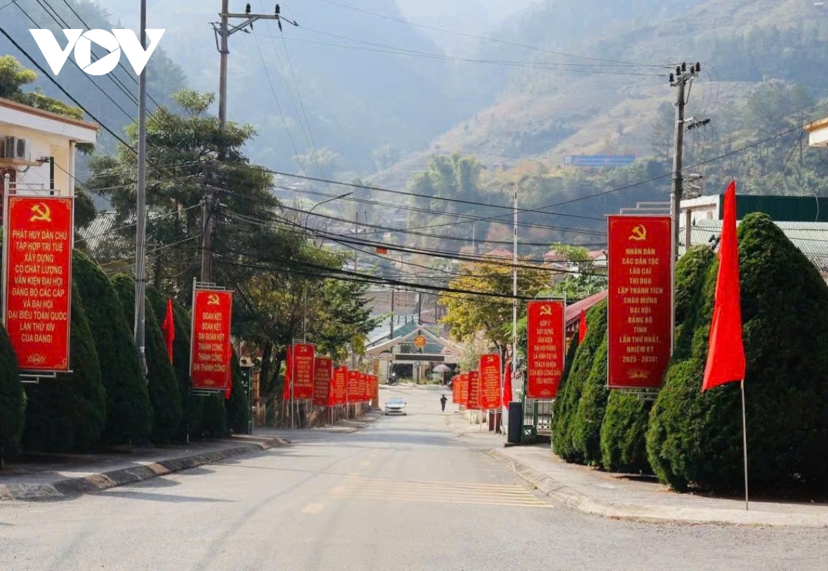 tu pho thi den vung cao, lao cai trang hoang ruc ro chao mung Dai hoi xiv hinh anh 8