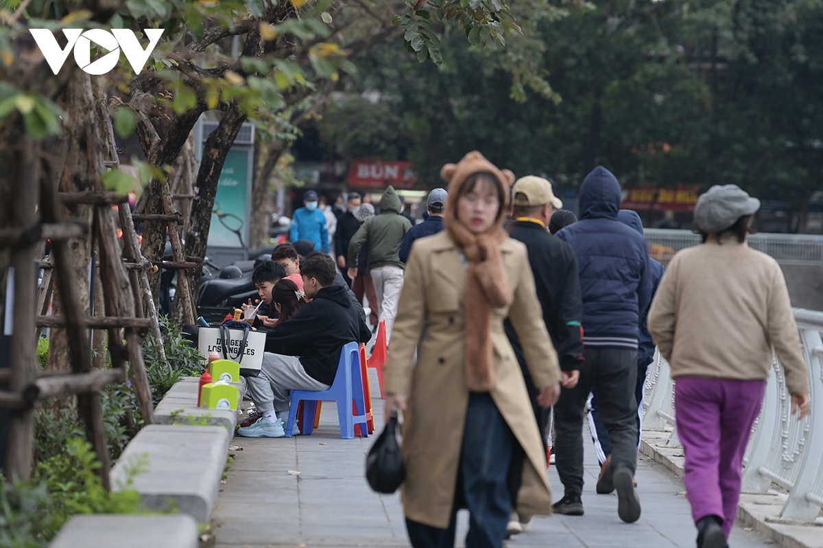 Hồ Xã Đàn: Hàng ăn tràn vỉa hè, xe cộ chiếm lòng đường