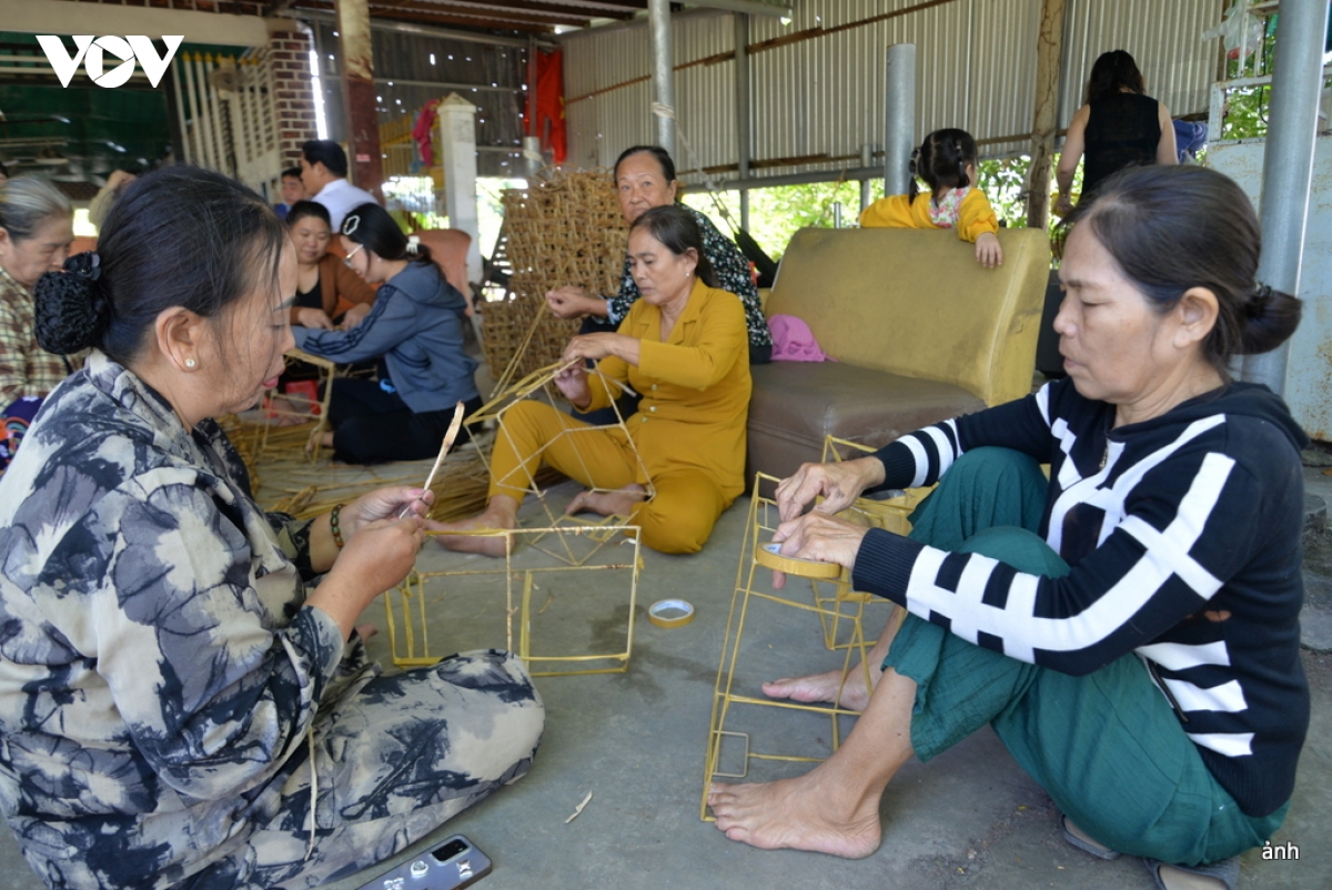 mo hinh dan lat tao sinh ke tai cho cho phu nu nong thon o ca mau hinh anh 2