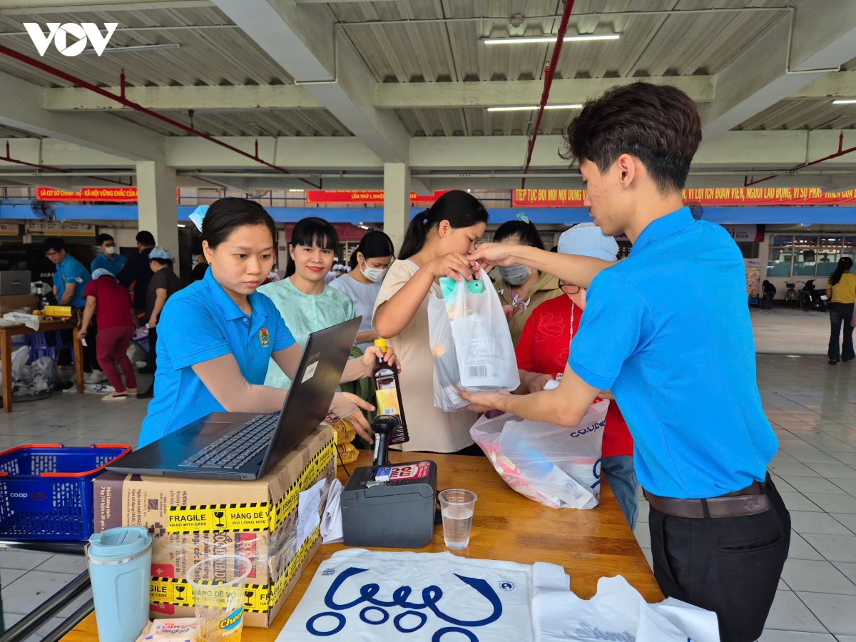 cham lo tet tai tp.hcm cham den cac phan ngheo muu sinh hinh anh 4