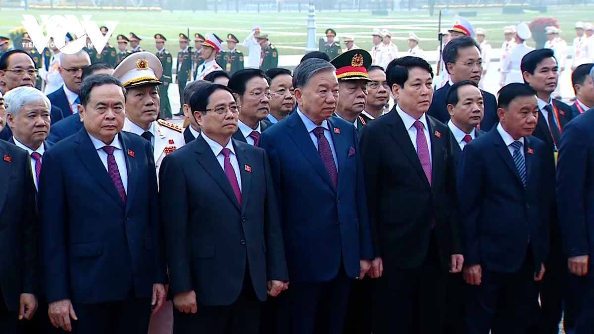 Đoàn đại biểu dự Đại hội XIV của Đảng vào Lăng viếng Chủ tịch Hồ Chí Minh