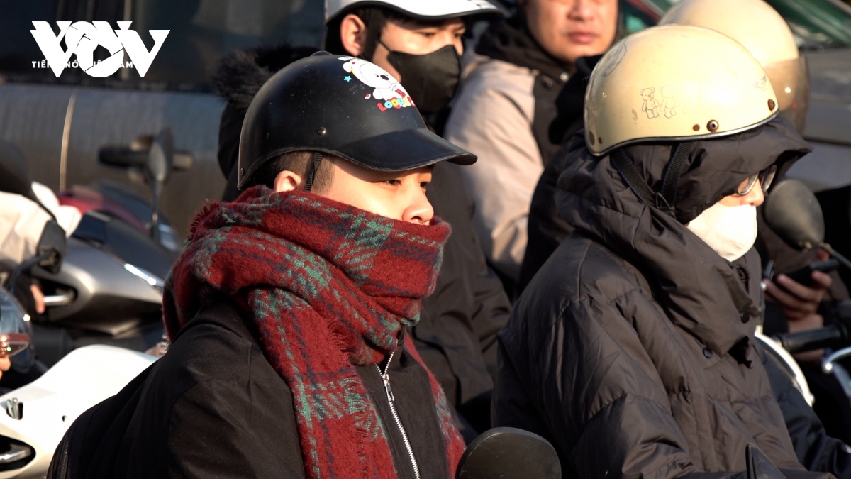 Hà Nội chìm trong giá rét, người lao động vất vả mưu sinh