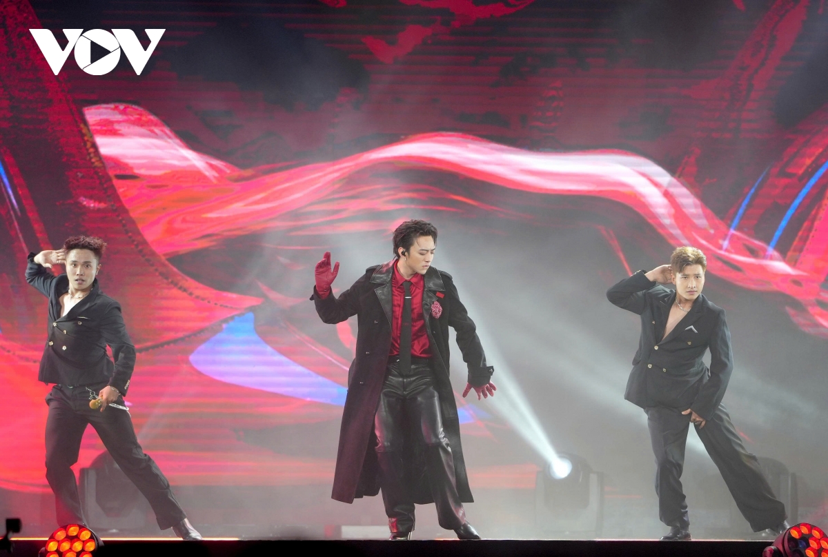 soobin roi san khau, xuong khan phong om fan khien ai cung tan chay hinh anh 16