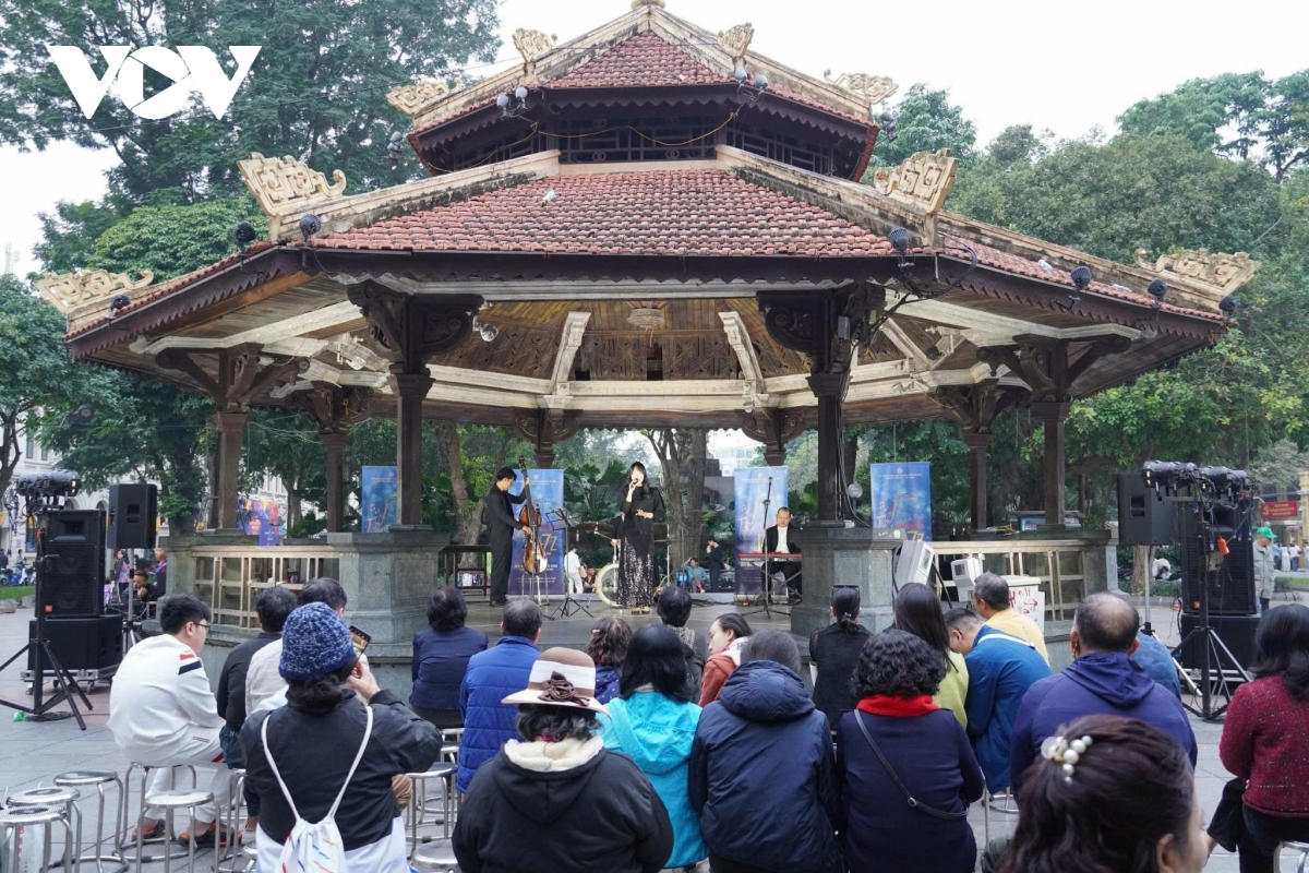 NSƯT Quyền Văn Minh biểu diễn tại vườn hoa Lý Thái Tổ Năm chào năm mới 2026