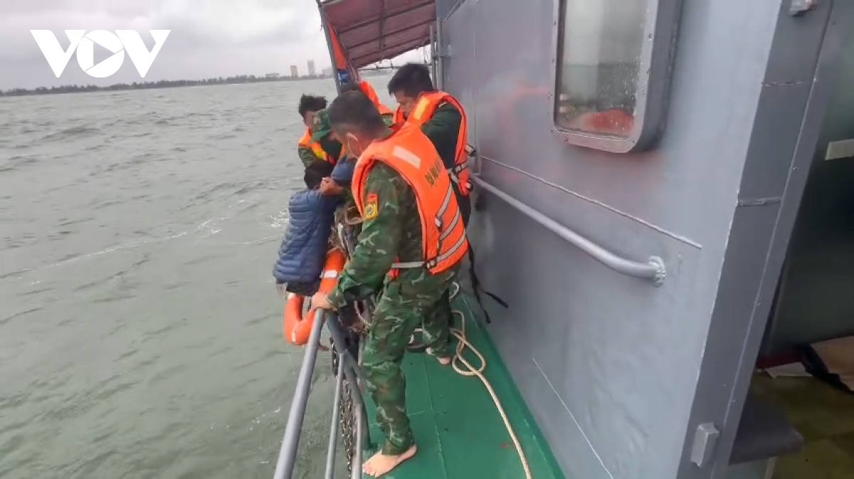 Chìm tàu trên biển, 2 anh em ruột được cứu sống