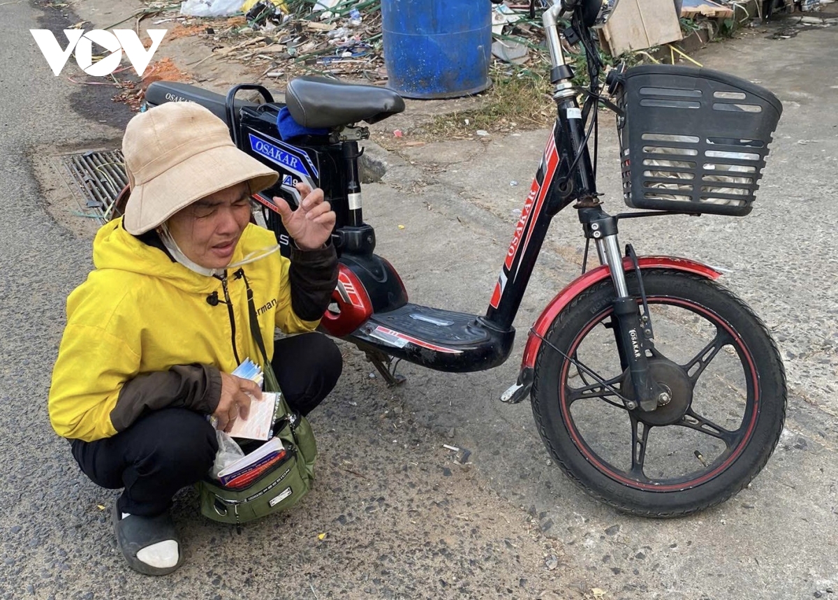 Bán vé số mưu sinh, người phụ nữ nghèo bị kẻ gian trộm 800 tờ vé số giữa ban ngày