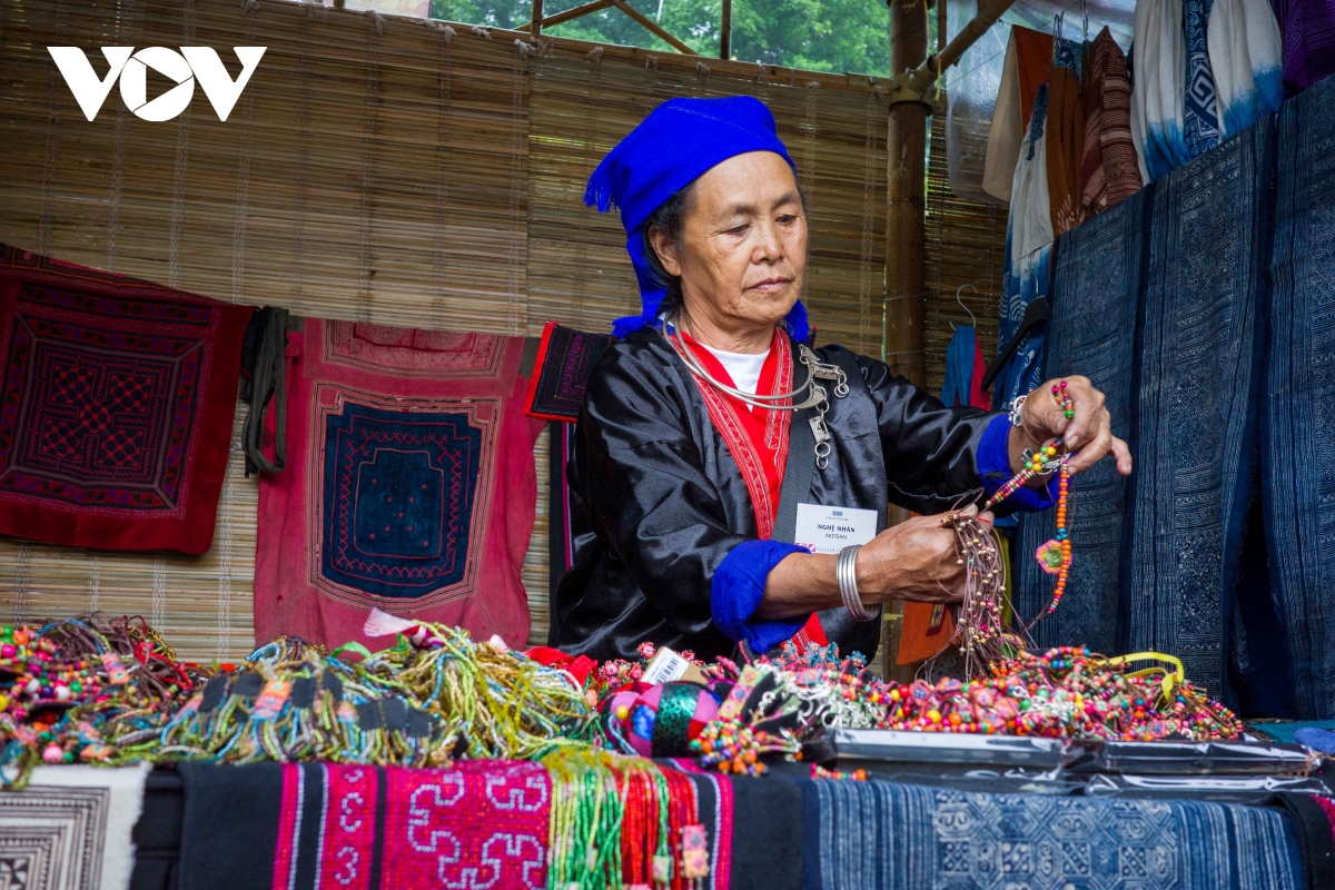 det tinh yeu van hoa dan toc tu nghe ve sap ong cua nguoi mong o Dien bien hinh anh 2