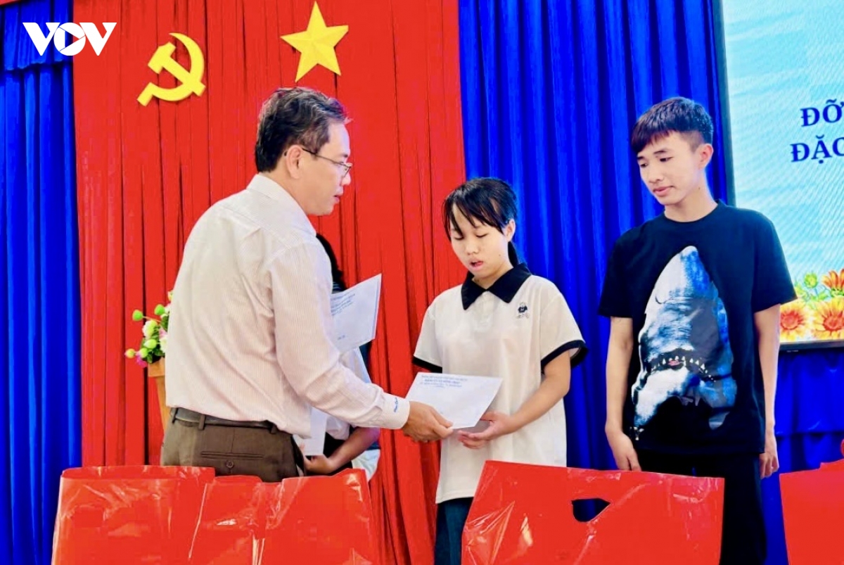 xa ven bien binh chau, tp.hcm do dau cho tre em co nguoi than mat vi covid-19 hinh anh 2