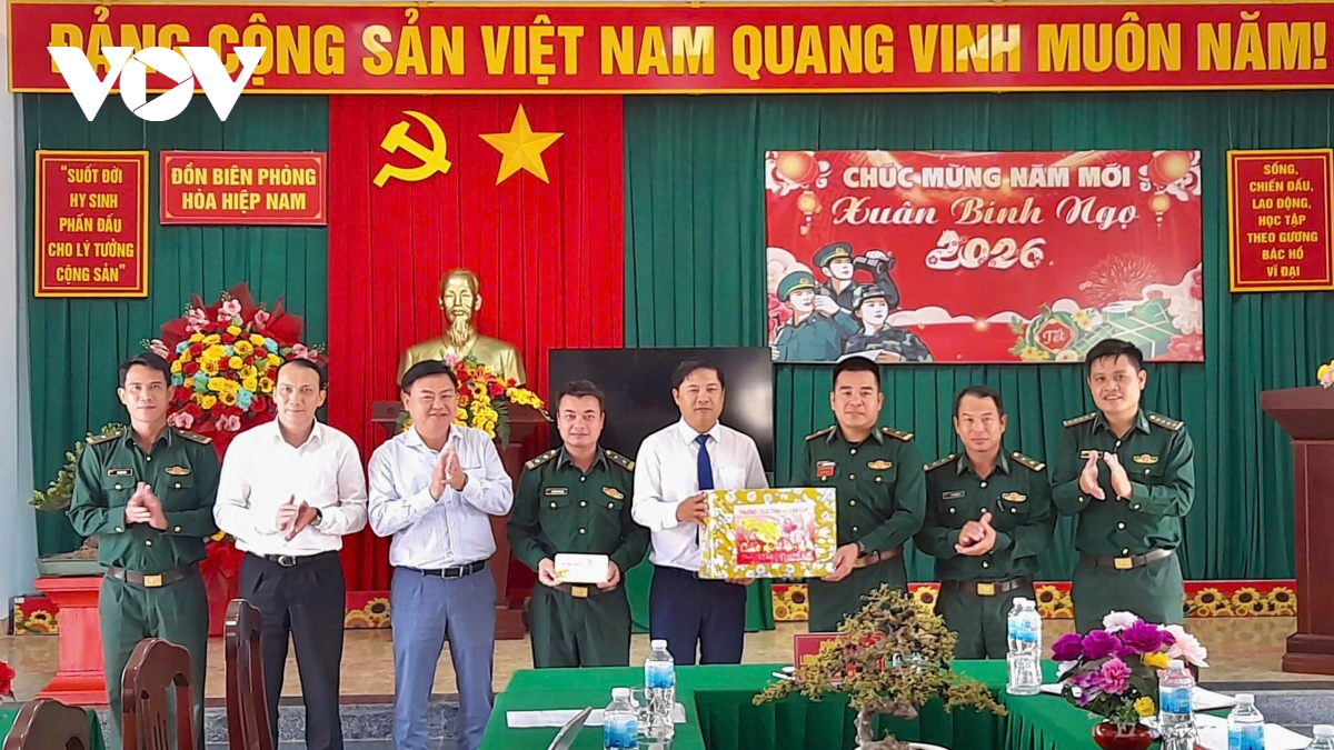 Bí thư Tỉnh uỷ Đắk Lắk chúc Tết cán bộ, chiến sĩ biên phòng làm nhiệm vụ trên biển