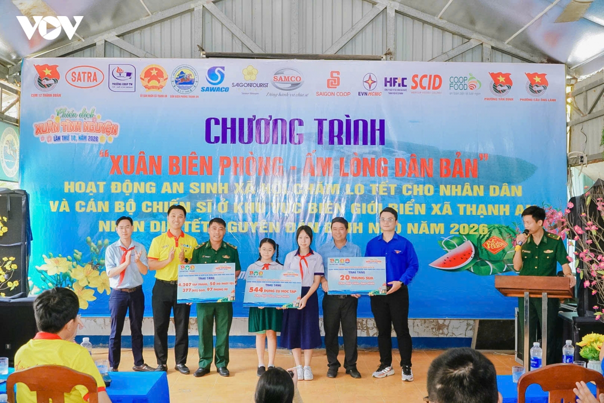 bo doi bien phong mang tet som den voi nguoi dan ven bien tp.hcm hinh anh 1