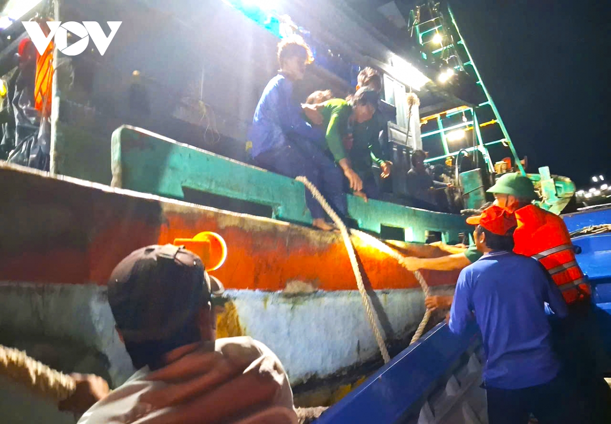 Don bien phong ganh hao ca mau kip thoi dua thuyen vien benh nang vao bo cap cuu hinh anh 1