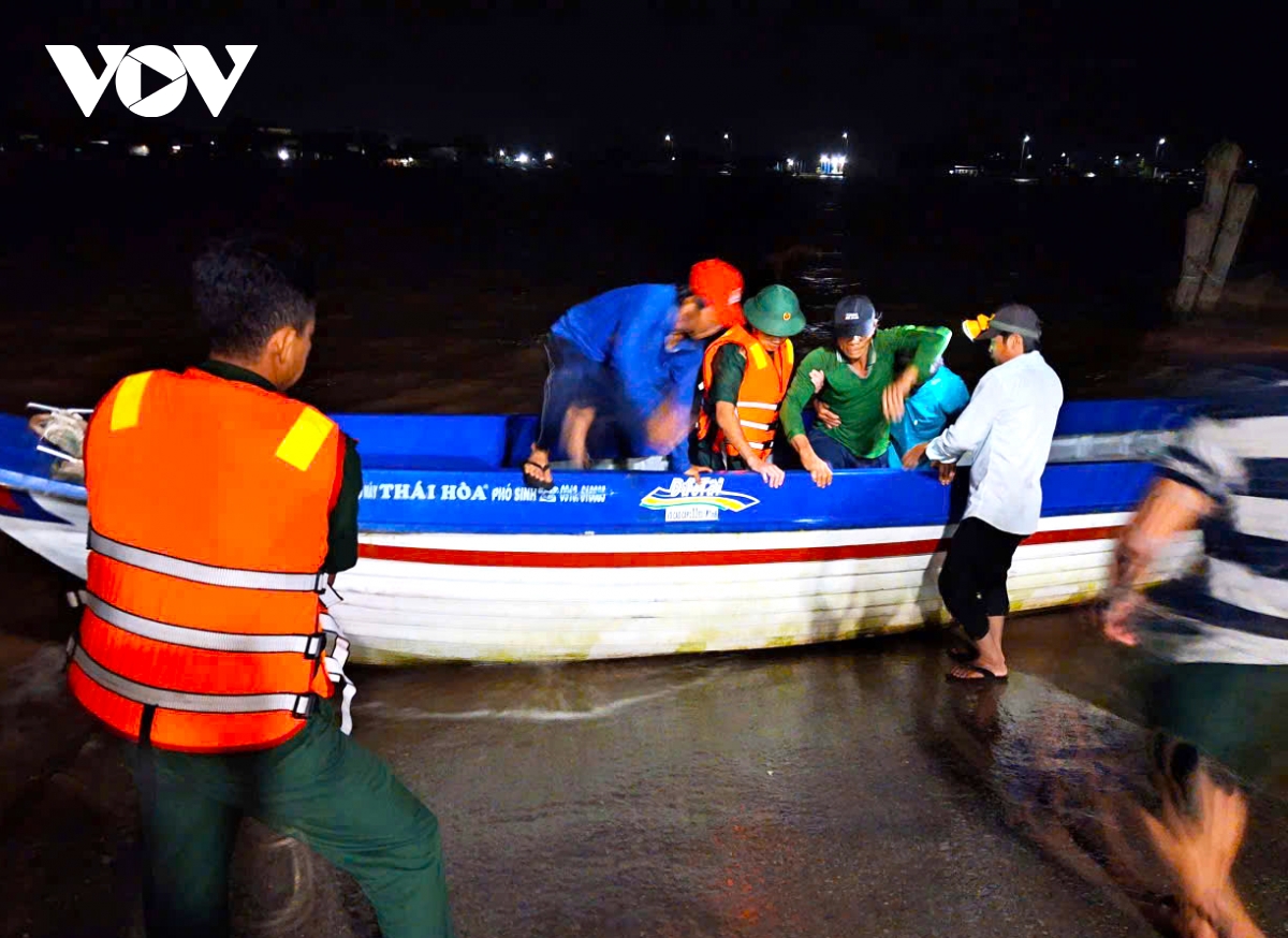 Don bien phong ganh hao ca mau kip thoi dua thuyen vien benh nang vao bo cap cuu hinh anh 2