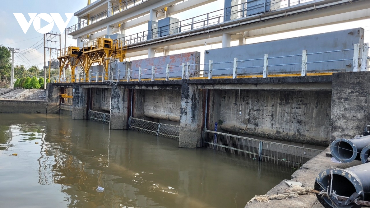 Đồng Tháp khẩn trương đóng nhiều cống đập để ngăn triều cường dâng cao