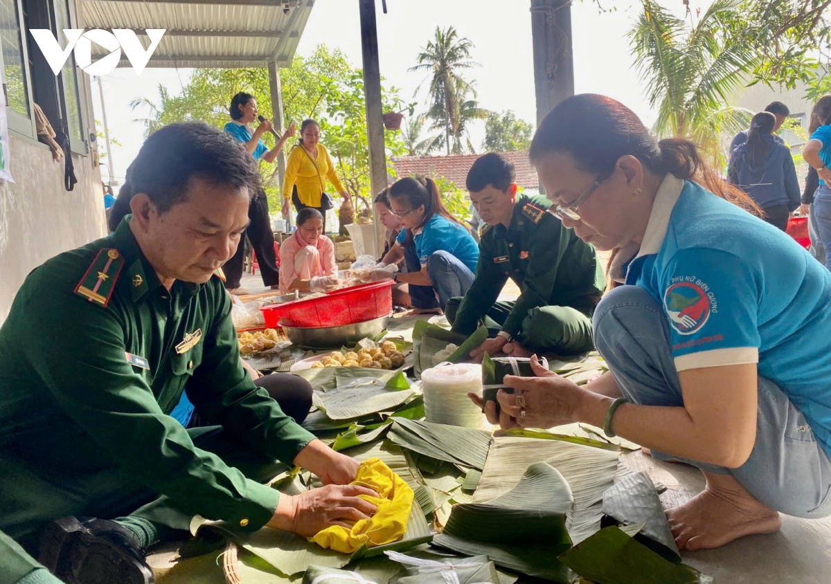Bộ đội Biên phòng chăm lo Tết cho người dân miền biển