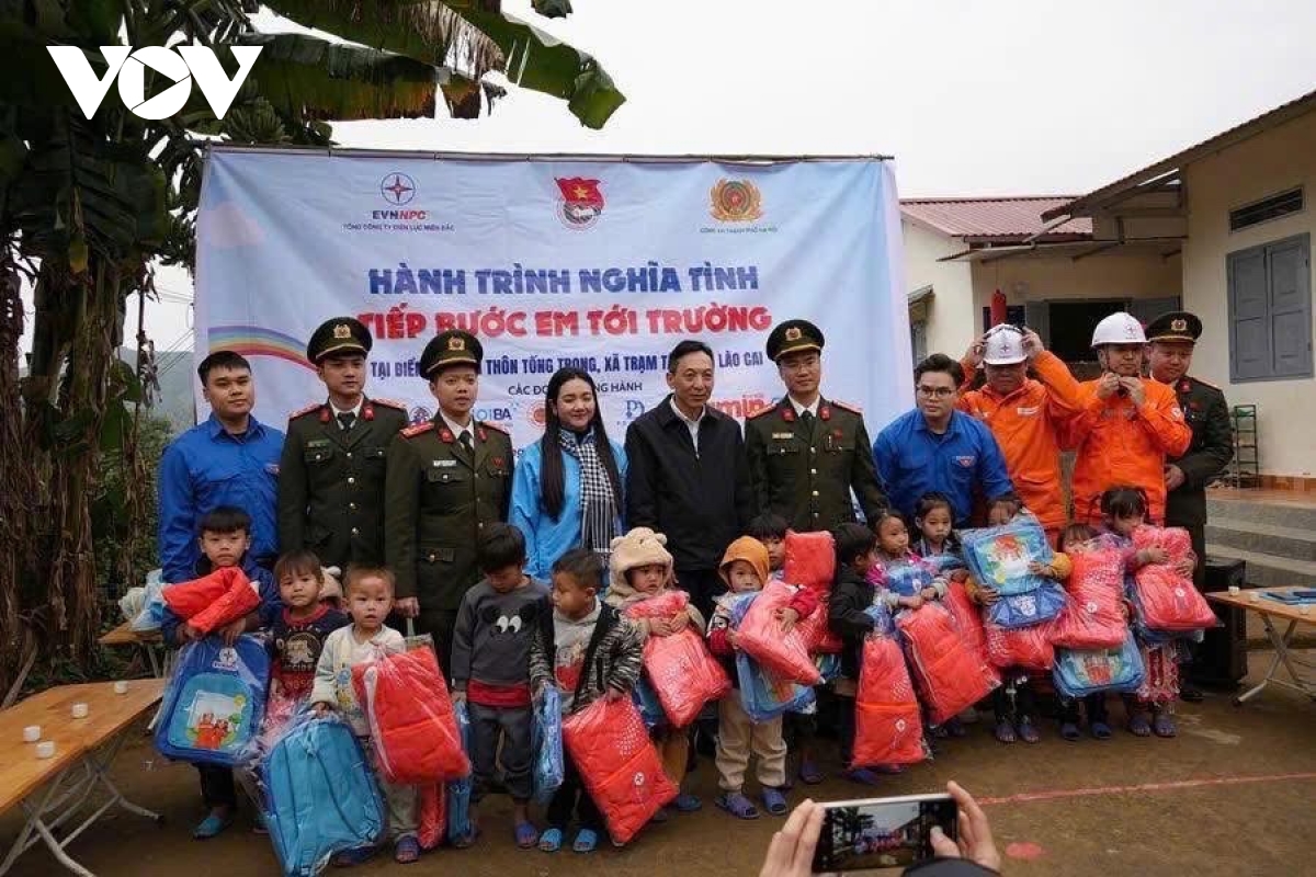 giu am cho hoc sinh vung cao trong nhung ngay ret dam hinh anh 2