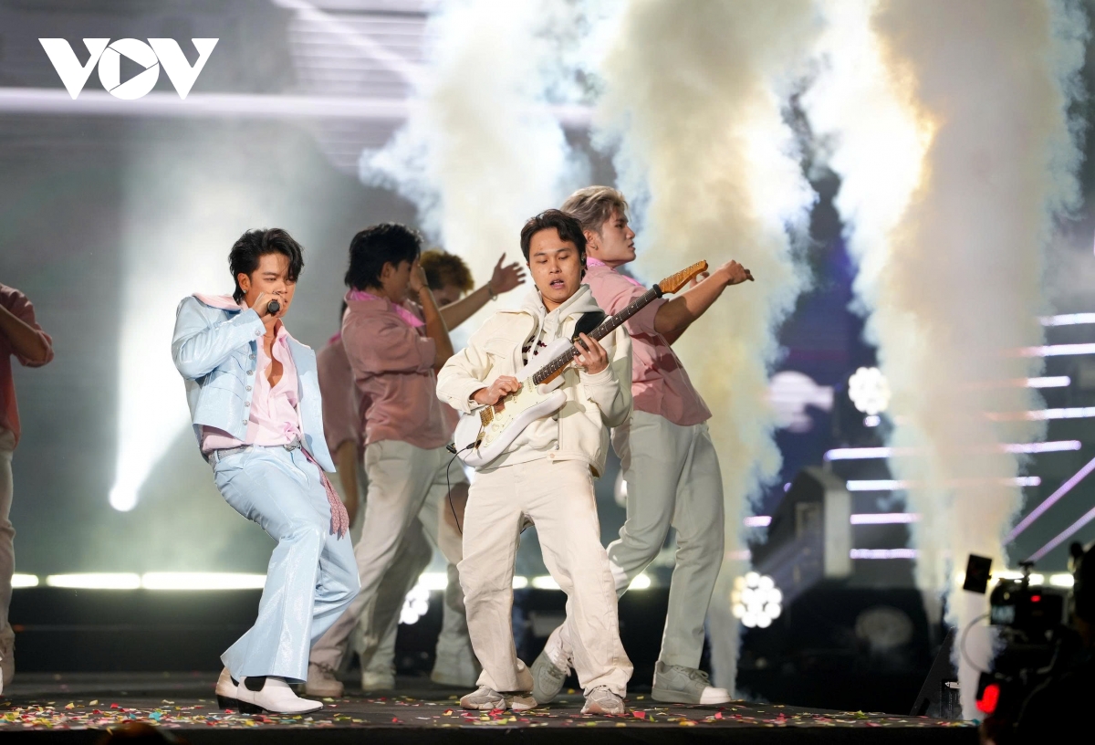 soobin roi san khau, xuong khan phong om fan khien ai cung tan chay hinh anh 8
