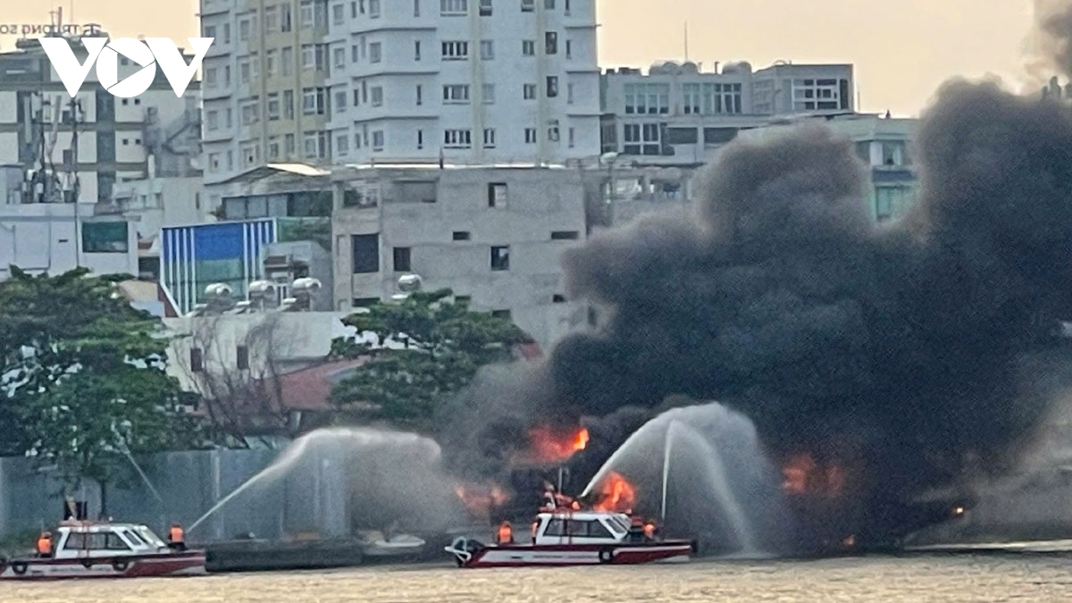 du thuyen nha hang chay du doi tren song sai gon, cot khoi cao hang chuc met hinh anh 2