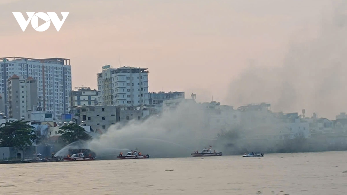 du thuyen nha hang chay du doi tren song sai gon, cot khoi cao hang chuc met hinh anh 3