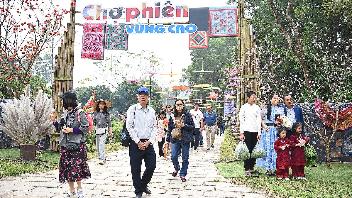 nguoi dan ron rang den cho phien vung cao dau nam moi giua long ha noi hinh anh 1