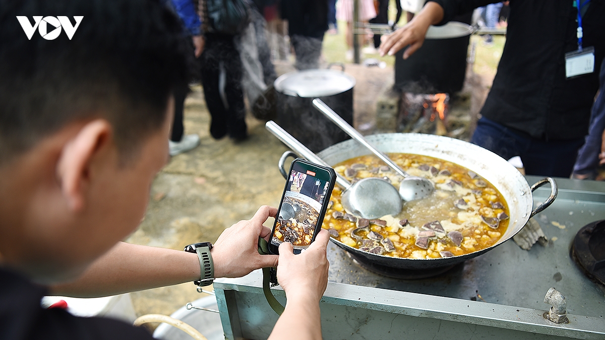 nguoi dan ron rang den cho phien vung cao dau nam moi giua long ha noi hinh anh 14
