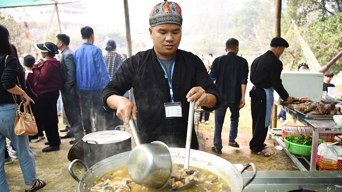 nguoi dan ron rang den cho phien vung cao dau nam moi giua long ha noi hinh anh 15