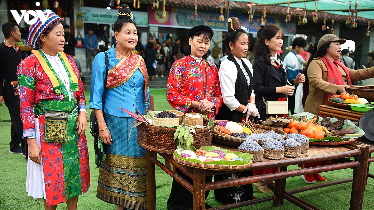 nguoi dan ron rang den cho phien vung cao dau nam moi giua long ha noi hinh anh 2