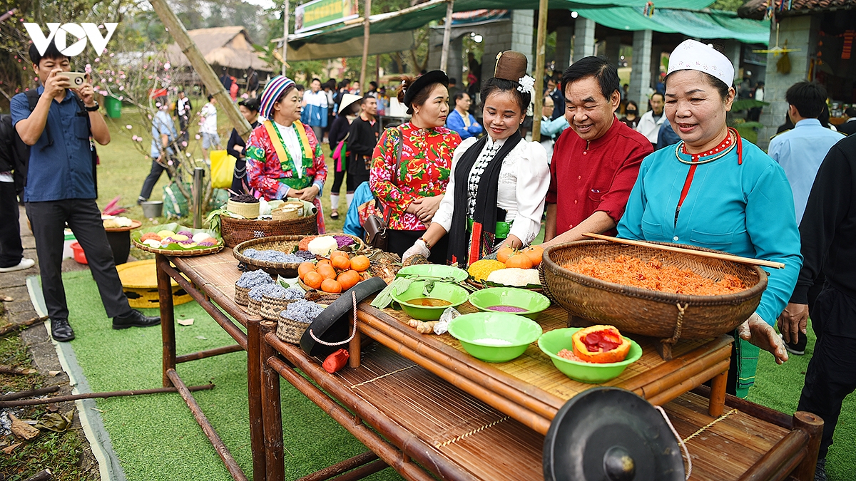 nguoi dan ron rang den cho phien vung cao dau nam moi giua long ha noi hinh anh 3