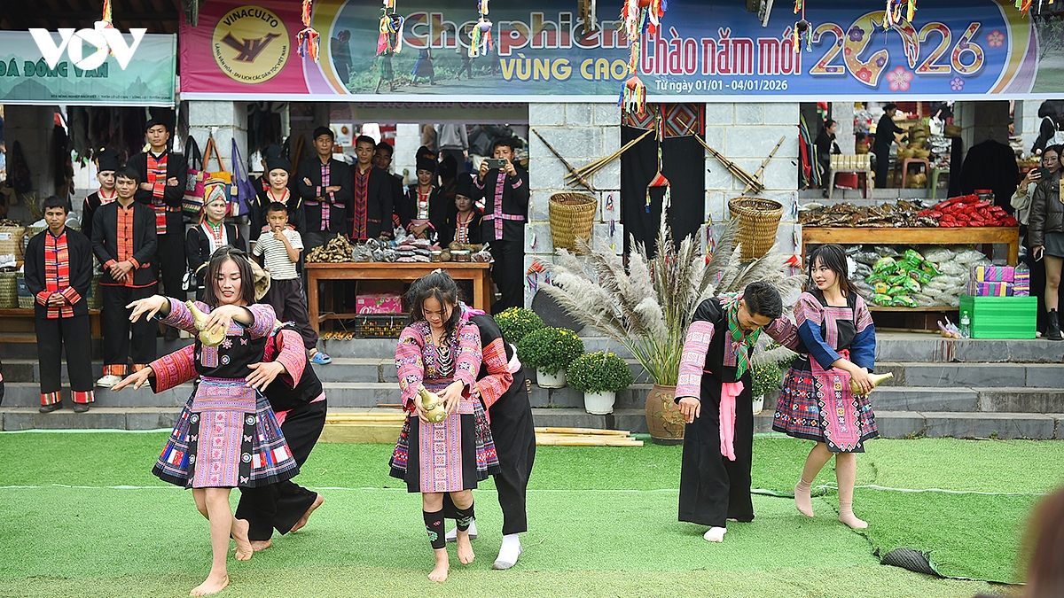 nguoi dan ron rang den cho phien vung cao dau nam moi giua long ha noi hinh anh 7