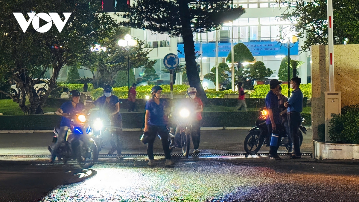 Công nhân dè sẻn chi tiêu, chờ một cái Tết ấm áp