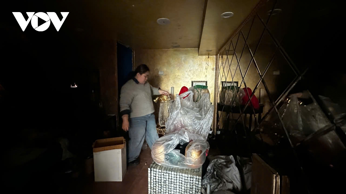 Người dân thu dọn đồ đạc, bàn giao mặt bằng phía Đông hồ Hoàn Kiếm, Hà Nội