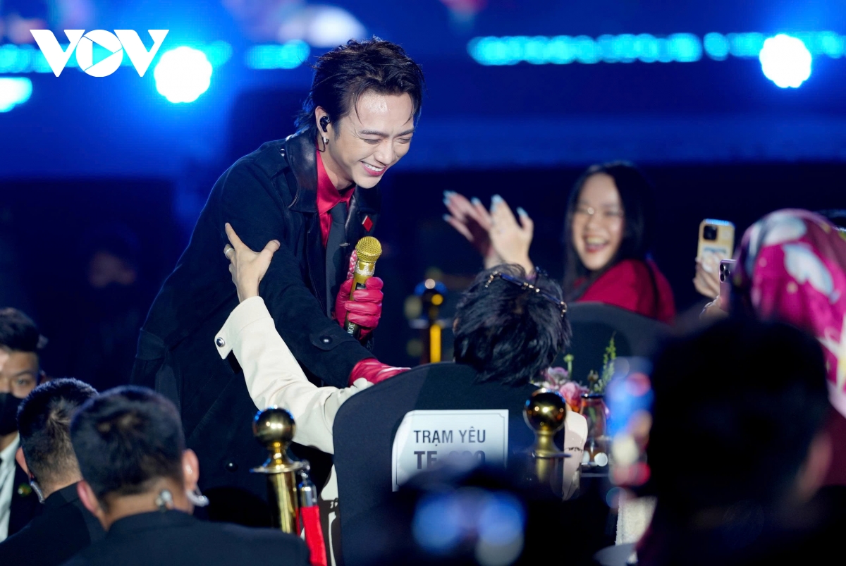 Soobin rời sân khấu, xuống khán phòng ôm fan khiến ai cũng “tan chảy”