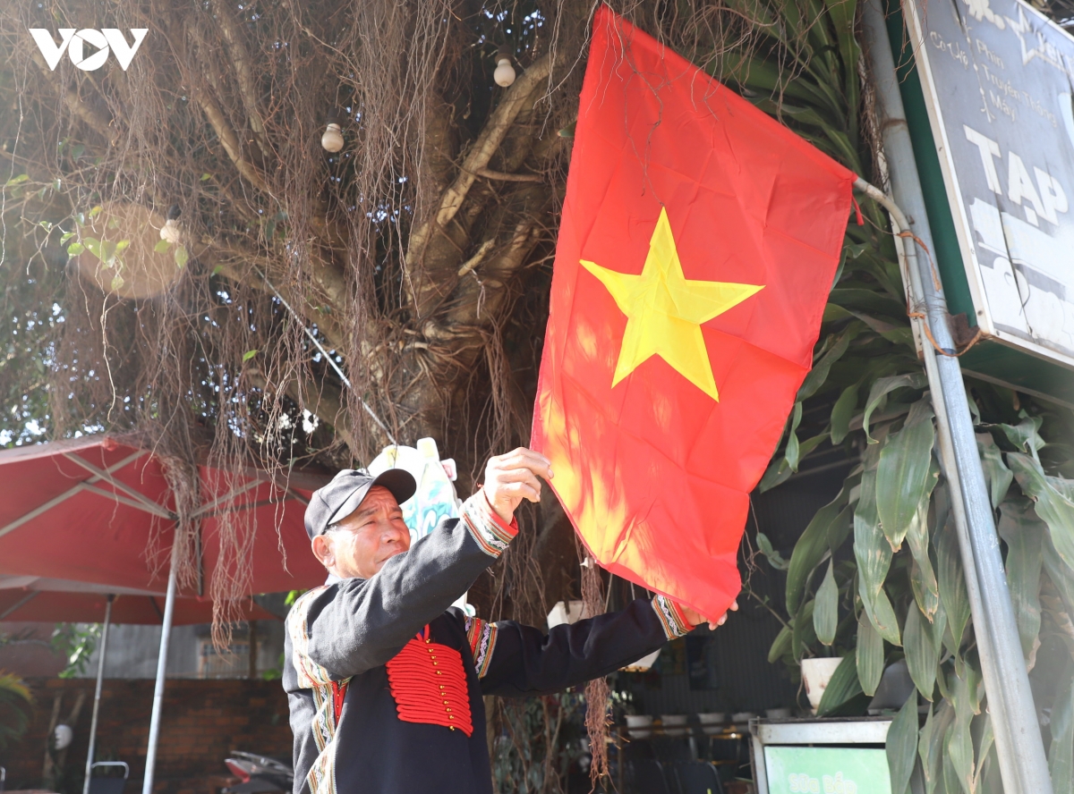 ba con cac buon lang Dak lak doan ket, dong thuan huong ve Dai hoi xiv cua Dang hinh anh 2