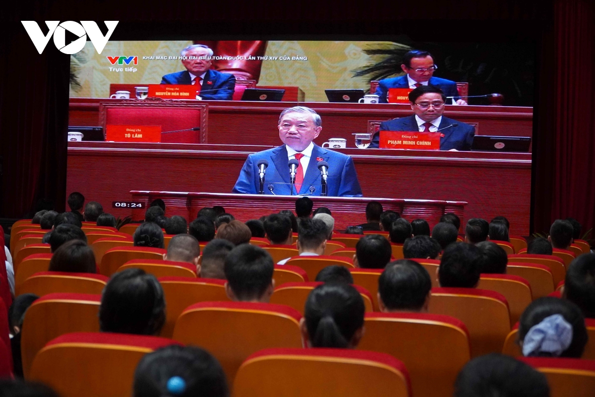 Người Việt tại Lào háo hức theo dõi Lễ khai mạc Đại hội lần thứ XIV của Đảng