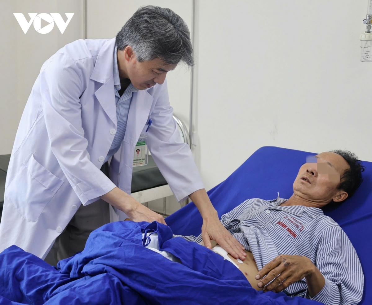 benh vien da khoa son la cuu song benh nhan nguy kich tu Dien bien chuyen den hinh anh 2