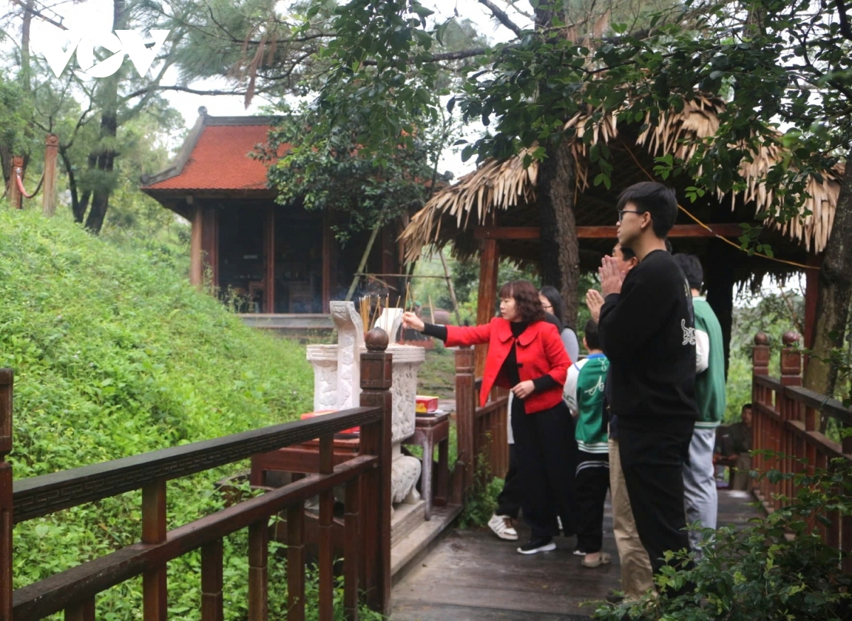 Hàng nghìn người dâng hương tại mộ Đại tướng Võ Nguyên Giáp đầu năm mới 2026