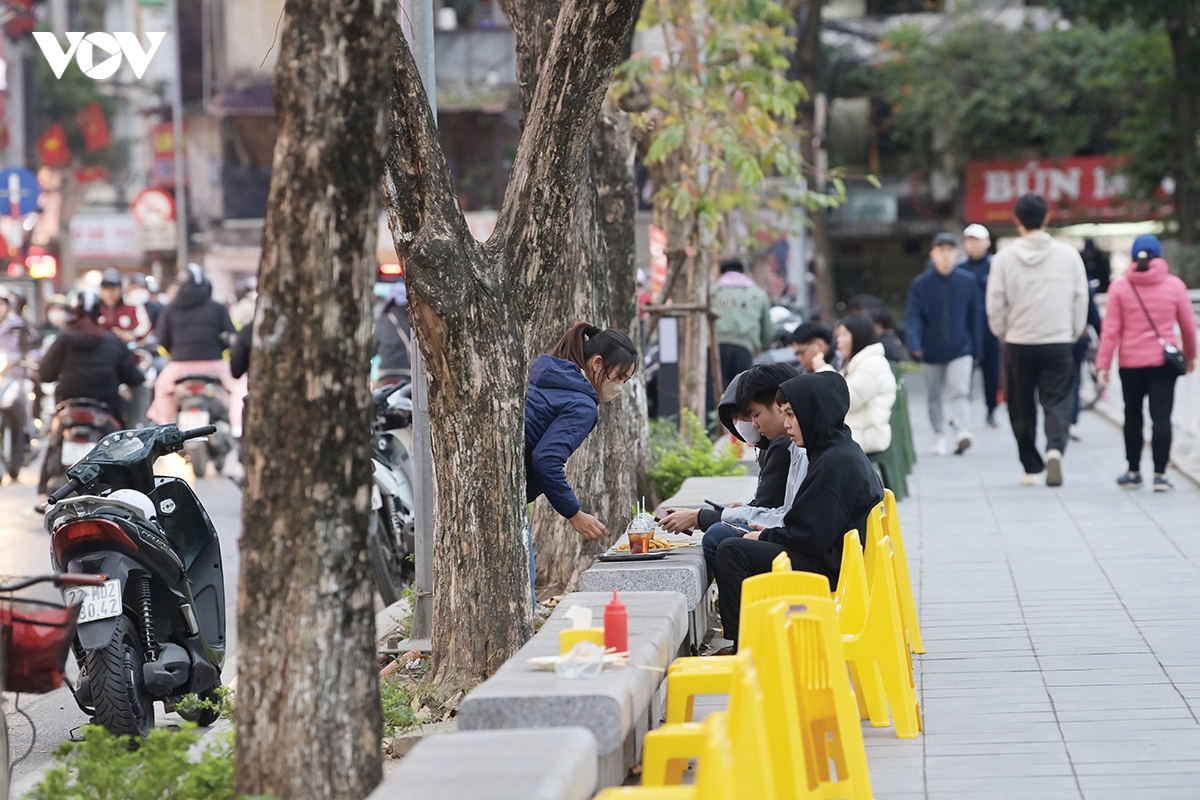 ho xa Dan hang an tran via he, xe co chiem long duong hinh anh 1