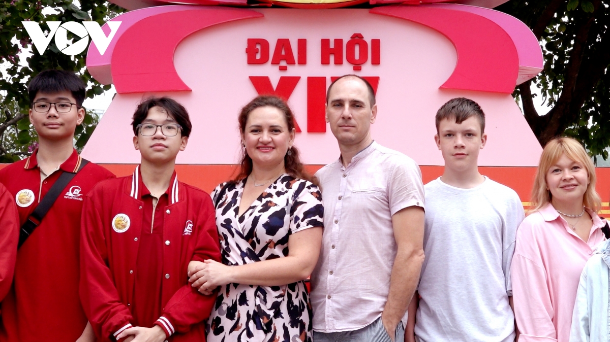 Bạn bè quốc tế ấn tượng với diện mạo Thủ đô những ngày Đại hội XIV của Đảng