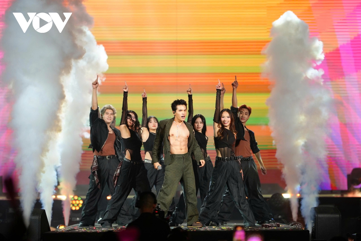 soobin roi san khau, xuong khan phong om fan khien ai cung tan chay hinh anh 13
