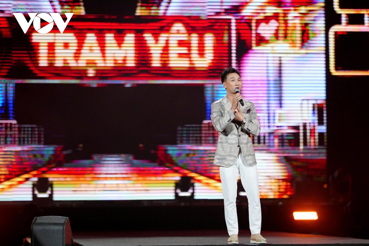 soobin roi san khau, xuong khan phong om fan khien ai cung tan chay hinh anh 1
