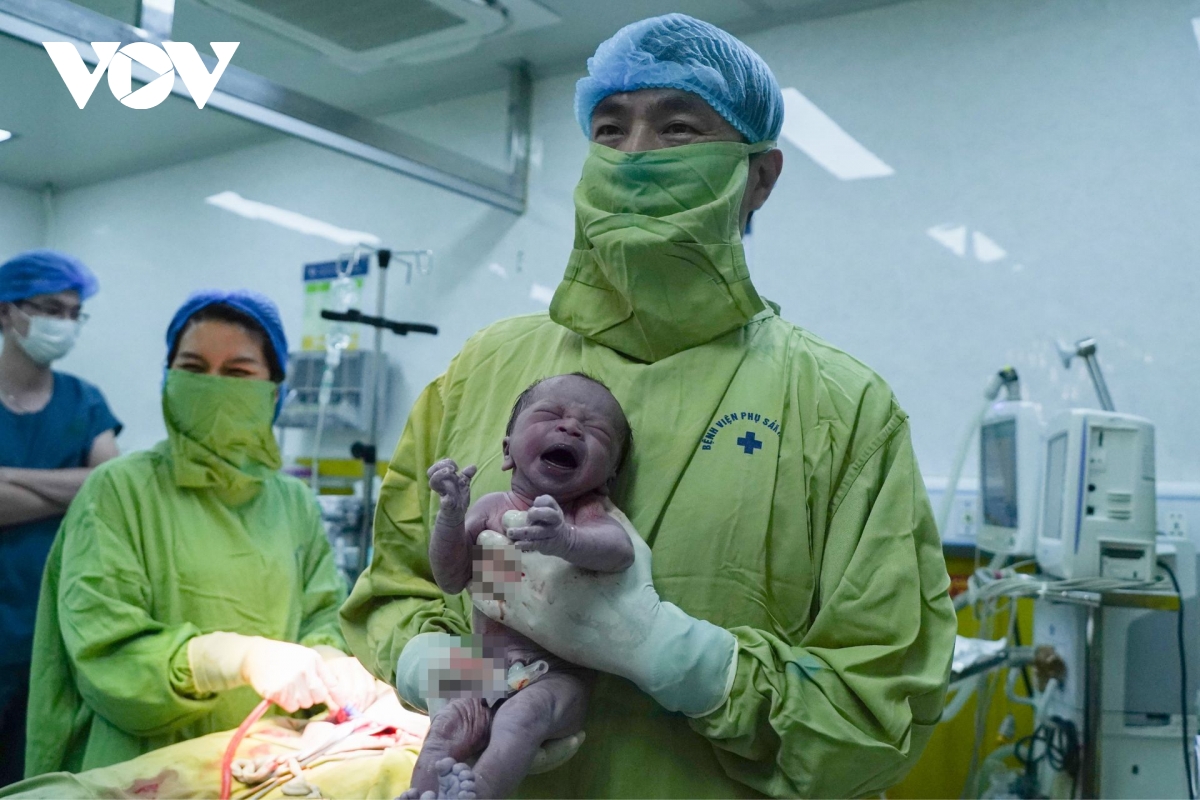 Đi làm vào ngày nghỉ lễ, được tận tay đỡ đẻ cho các sản phụ, với BSCKII Nguyễn Xuân Hải không phải là áp lực mà là niềm vui. Điều khiến bác sĩ hạnh phúc nhất chính là được chứng kiến khoảnh khắc những “thiên thần nhỏ” cất tiếng khóc chào đời đúng vào dịp đầu xuân năm mới. "Tôi cảm thấy rất vinh dự khi được thực hiện ca mổ cho một trong những em bé tuổi Ngọ đầu tiên ra đời. Rất trùng hợp, năm 2025 tôi cũng là một trong những người đón những em bé tuổi Tỵ đầu tiên, còn năm nay tiếp tục được vinh dự chào đón “bé ngựa vàng” trong những giây phút đầu tiên của năm mới", bác sĩ Hải chia sẻ.