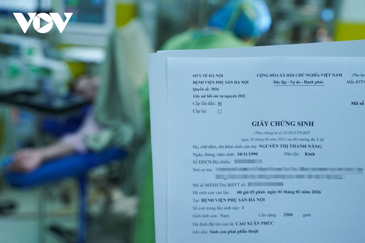 BSCKII Nguyễn Xuân Hải – Trưởng khoa Phụ Nội tiết A1 là phẫu thuật viên chính của ca “vượt cạn” đặc biệt này. Theo bác sĩ, trong quá trình theo dõi sinh thường, tim thai của sản phụ bất ngờ chậm lại, có biểu hiện suy thai nên ê-kíp buộc phải quyết định mổ cấp cứu ngay lập tức. Khi phẫu thuật, các bác sĩ ghi nhận em bé có 2 vòng rau quấn cổ, nước ối xanh. Rất may ca mổ được tiến hành kịp thời, em bé nặng 2,5kg, sức khỏe tốt, khóc to ngay sau sinh. Bé chào đời đúng thời khắc chuyển giao sang năm mới, lúc 0h05, trong niềm vui mừng của cả gia đình và đội ngũ y bác sĩ.