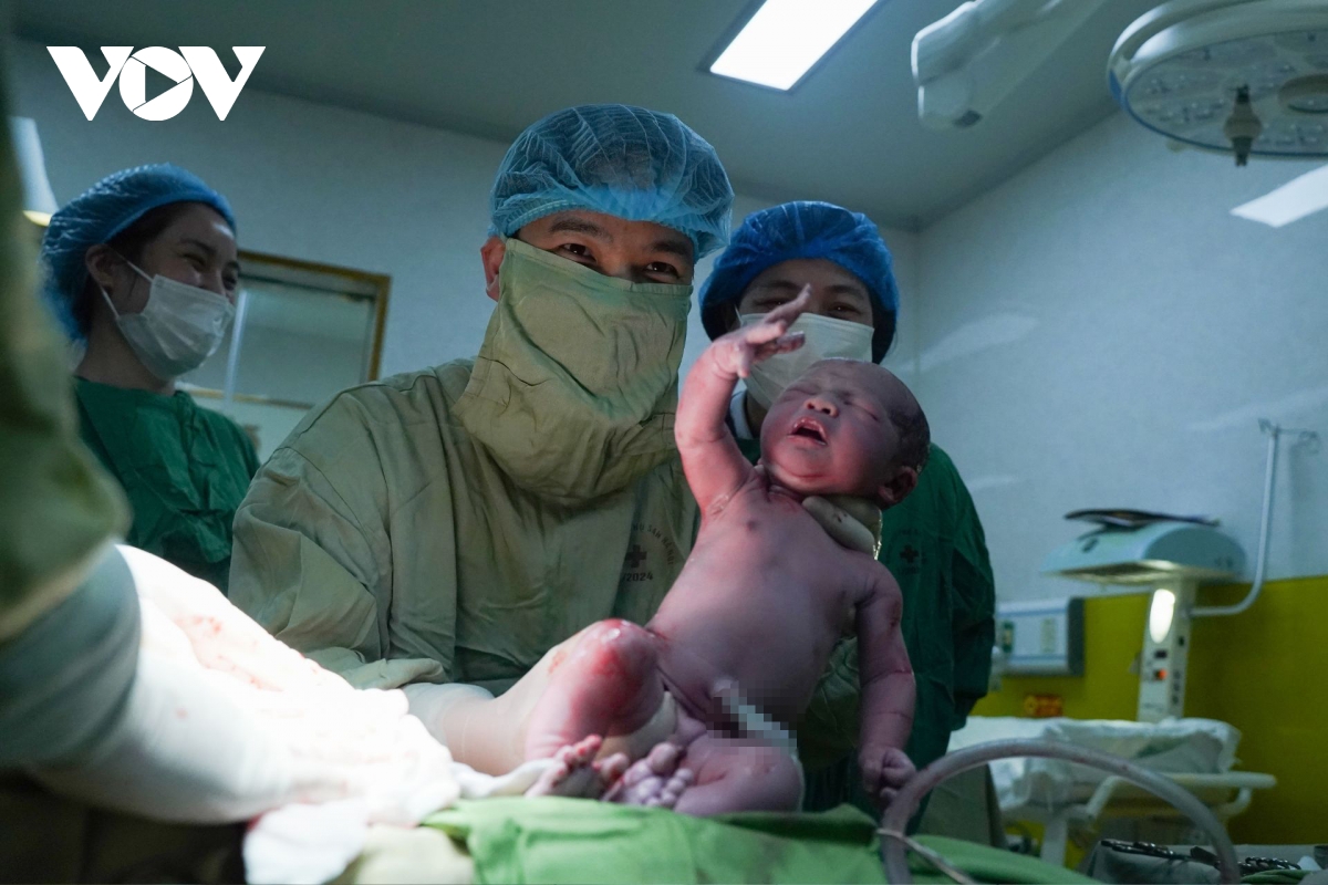 Và đúng 0h35 ngày 1/1/2026, trong không khí hồi hộp bao trùm phòng mổ, bé trai Tống Duy Minh đã cất tiếng khóc “oe oe” vang lên, chính thức chào đời an toàn.