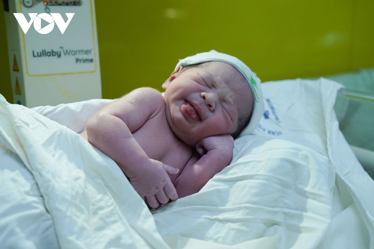 Tiếng khóc đầu đời của em bé như xua tan mọi căng thẳng, mang theo niềm vui, sự nhẹ nhõm và hạnh phúc vỡ òa cho gia đình cùng đội ngũ y bác sĩ, đánh dấu thêm một khoảnh khắc thiêng liêng trong những giờ phút đầu tiên của năm mới tại Bệnh viện Phụ sản Hà Nội.