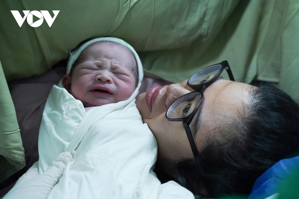 Sản phụ Trần Thị Thu Trang (34 tuổi, Phú Thượng, Hà Nội) nghẹn ngào chia sẻ: "Tôi chưa từng nghĩ con trai mình sẽ chào đời đúng dịp đặc biệt này. Lúc này đây, tôi không thể nào diễn tả được cảm xúc của mình, tôi chỉ cần con chào đời an toàn đó là điều quý giá nhất rồi".