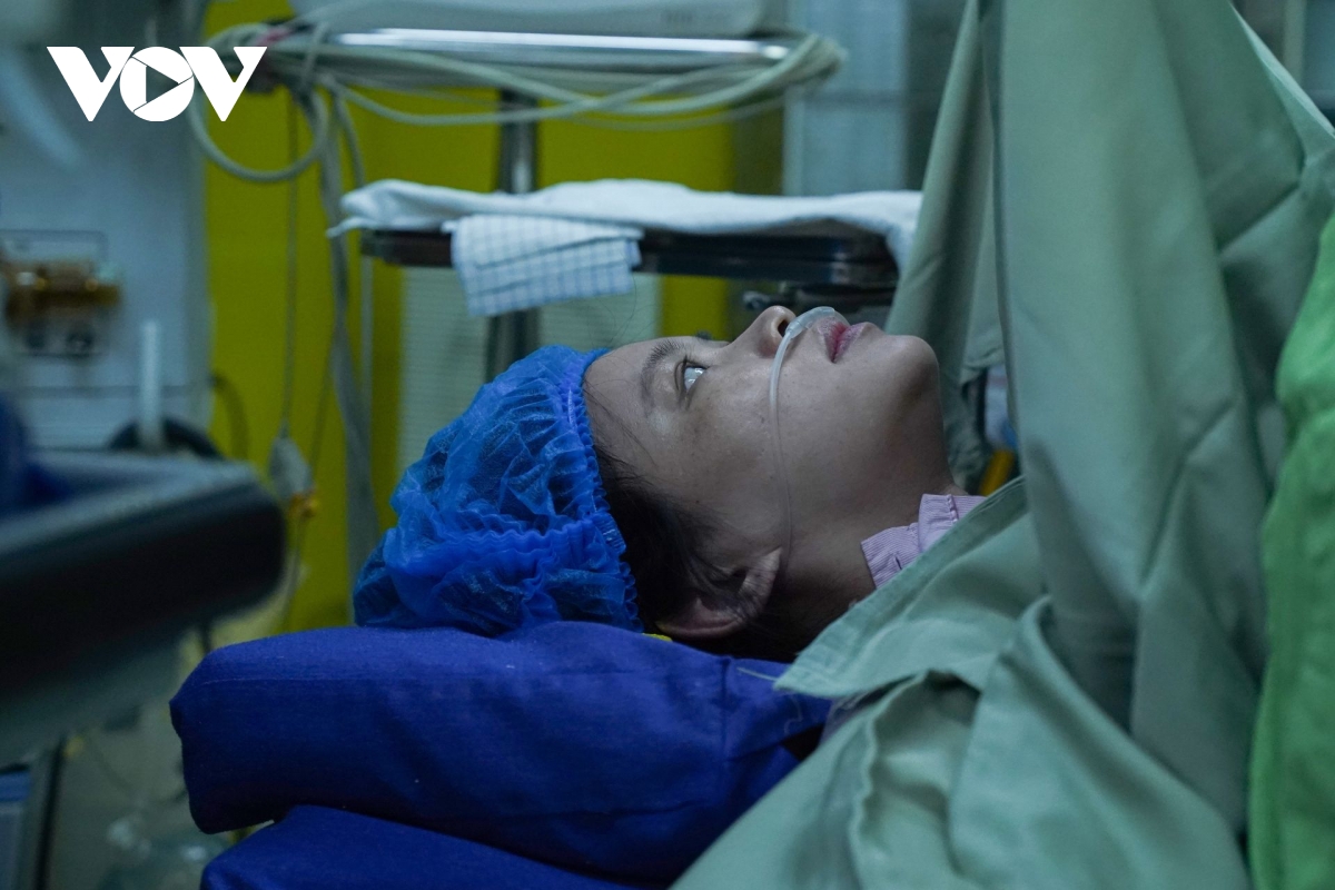 Tại phòng chờ đẻ D301, Khoa Đẻ tự nguyện (D3), Bệnh viện Phụ sản Hà Nội, sản phụ Nguyễn Thị Thanh Năng (35 tuổi, Yên Hòa, Hà Nội) đang bước vào giai đoạn “vượt cạn”. Trong không gian khẩn trương nhưng ấm áp, chị cố gắng giữ nhịp thở đều theo sự hướng dẫn của các y bác sĩ, lặng lẽ chờ đợi giây phút thiêng liêng khi thiên thần nhỏ của mình cất tiếng khóc chào đời chỉ trong ít phút nữa.