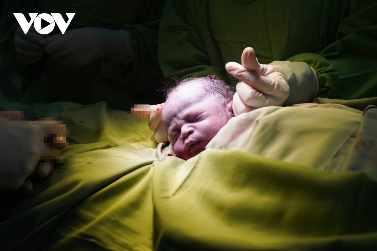 Bé Phúc cũng là bé trai – “chú ngựa” đầu tiên chào đời đúng ngày đầu tiên của năm mới Bính Ngọ 2026 tại bệnh viện bằng phương pháp sinh mổ (đẻ mổ), mang theo những khởi đầu bình an và hy vọng cho năm mới.